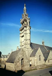 Utsikt över klocktornet i kyrkan Notre-Dame de Kroaz-Baz, byggt ca 1550